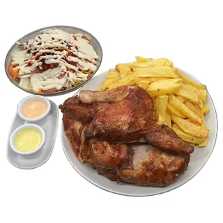 Pollo entero, patatas, ensalada y dos salsas