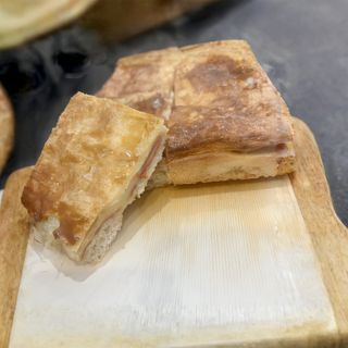Pizza rustica con spianata calabrese leggermente piccante e formaggio