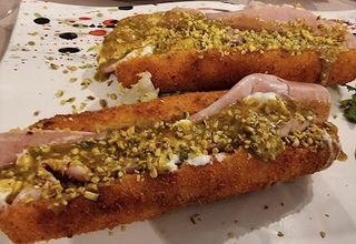 Crocchè mortadella, crema di pistacchio e stracciata