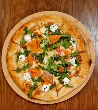 Піца з червоною рибою та авокадо