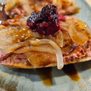 5. Mousse De Pato Con Cebolla Caramelizada Y Frutos Slvestres