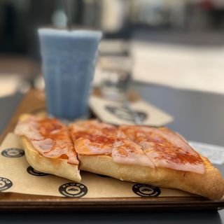 Tomate Natural, Aceite, Sal, Lacón Y Pimentón (Media Porción)