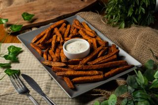 Frytki z Batatów w zestawie z chrupiącymi Stripsami z kurczaka