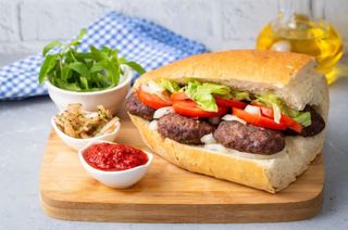 Сандвич с домашни телешки кюфтенца по турска рецепта (250г)