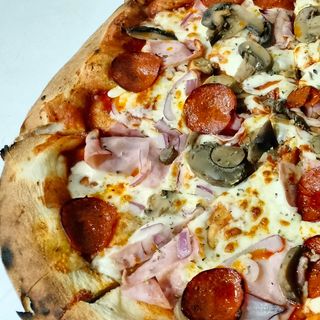 1 Pizza Familiar + 2 Bebidas