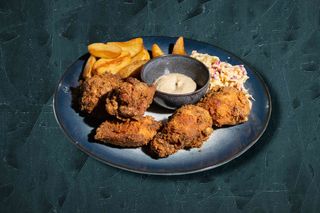 Aripioare de pui picante/ nepicante cu cartofi pai