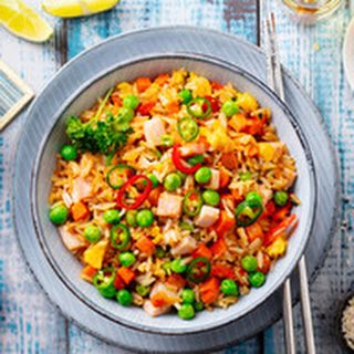 Пържен ориз с шунка, грах, яйце и къри (500г)