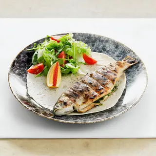 Сибас с миксом салата