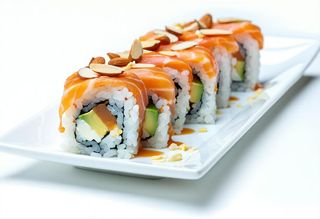 Uramaki sake mandorle