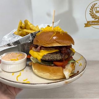 Cheesy BBQ burger, cartofi în coajă și parmezan cu usturoi  și sos BBQ 