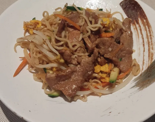 Ramen saltato con manzo