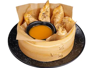 Pierożki gyoza z jabłkiem i sosem mango 5 szt.