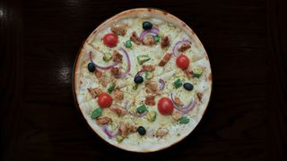 Avocado-chicken pizza