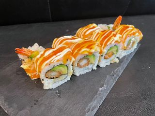 136.Uramaki Roll Salmón Gamba Tempura (8 Uds.)