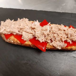 Tosta De Migas De Bonito Con Pimiento Rojo