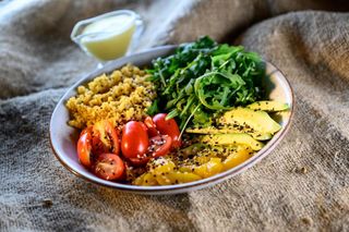 Салата с арабски кускус чери домати, авокадо и манго с меден дресинг(400г) 