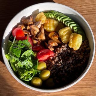 Боул з гречкою, овочами та сиром тофу