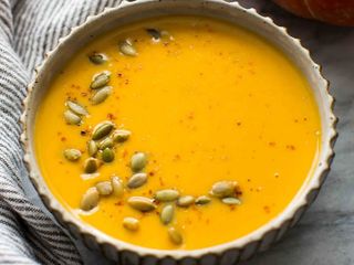 Juha od butternut tikve s bučinim sjemenkama i bučinim uljem