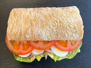 Bocadillo De Pan Cristal con ingredientes