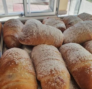 Slatke kiflice sa malinom i vanilom 1 kom