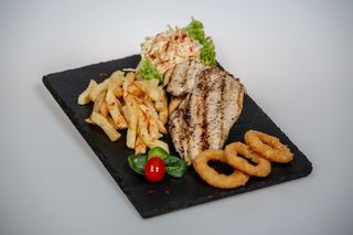 Meniu Piept de pui la gratar, cartofi, salata coleslaw,inele ceapa,sos