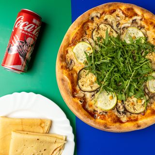 Vegetariana pizza 32cm + Palačinka sa eurokremom + Coca-Cola 2l