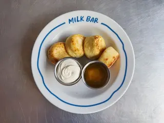 СИРНИКИ ЗІ СМЕТАНОЮ ТА МЕДОМ (230g)