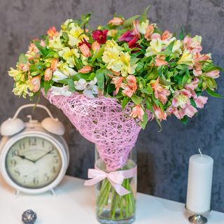 Buchet din 35 alstromerii în plasă roz