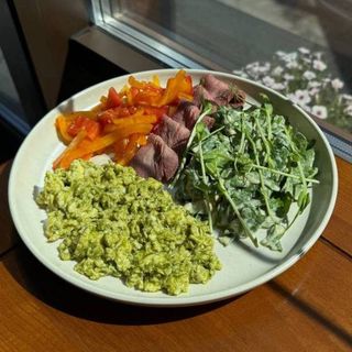 Песто-скрембл з ростбіфом