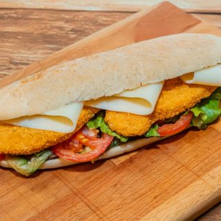 Panino con carne, verdura e salsa a scelta