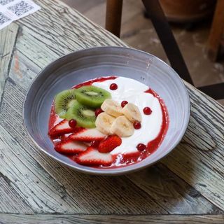 Bowl de fruta de temporada con yogur ecológico