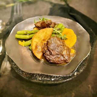 Бавно готвени телешки бузи с пюре от моркови, хрупкава полента, глазирани аспержи и печен сос 300 гр.