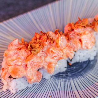 Uramaki tartar de salmón 