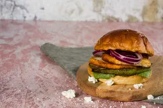 Meniu Halloumi burger cu cartofi