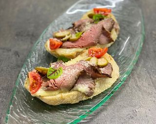 Брускета з телятиною Ростбіф (2шт)