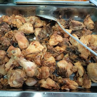 Pollo rustido  murciano y patatas fritas