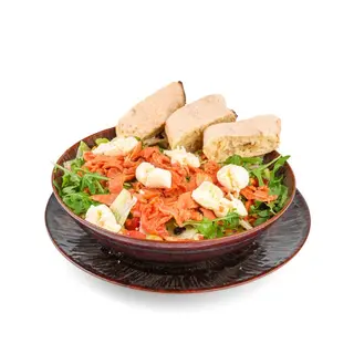 Salata s dimljenim lososom