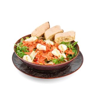 Salata s dimljenim lososom