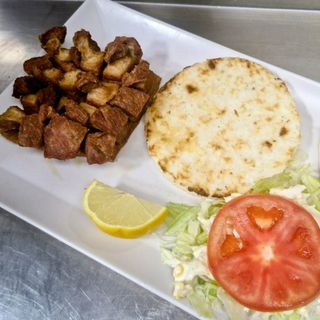 Chicharrón con arepa