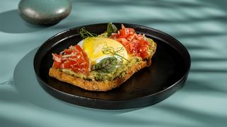 ბენედიქტი ჰოლანდიური სოუსით და გუაკამოლეთი