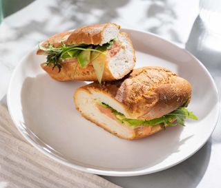 Սենդվիչ ապխտած սաղմոն և ավոկադո