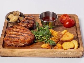 Стейк зі свинини на кістці (420g)
