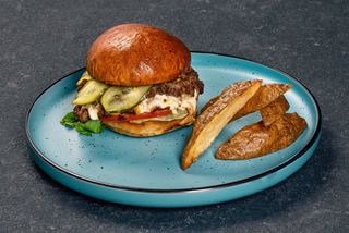 Burger Enygma cu cartofi wedges