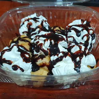 Profiteroles con Nata y Sirope de Chocolate