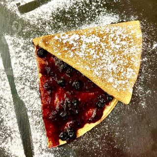 Clatite cu dulceata de visine