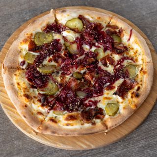 Pizza z chipsami z boczku