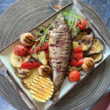 გამომცხვარი კალმახი ბოსტნეულით