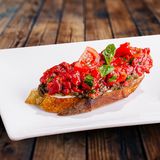 Bruscheta cu ardei și roșii la cuptor 