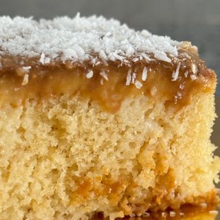 Bolo Gelado de Coco e Doce de Leite