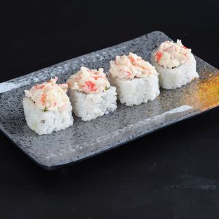 71.Uramaki de salmón, aguacate, surimi (4 uds.)